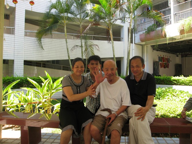 全家去福利中心看望老人.jpg 全家去福利中心看望老人.jpg